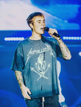 Justin Bieber / Author : Jakub Janecki 11-2016 / CC BY-SA (https://creativecommons.org/licenses/by-sa/4.0/deed.en)