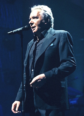 Michel Sardou / Author : Laurent Dufour / CC BY-SA (https://creativecommons.org/licenses/by-sa/2.5/deed.en)
