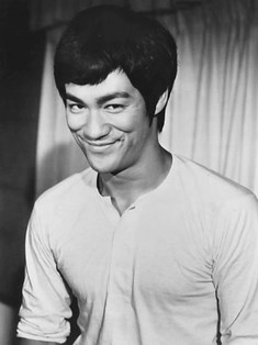 Bruce Lee / Author : National General Pictures 06-1973 / CC BY-SA (https://creativecommons.org/licenses/by-sa/3.0)