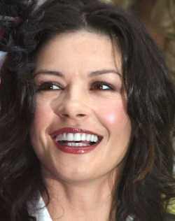 Catherine Zeta-Jones / Author : John Harrison  02-2005 / CC BY-SA (https://creativecommons.org/licenses/by-sa/3.0/deed.en)