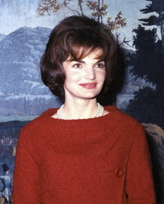 Jacqueline Kennedy Onassis / Author : Robert Knudsen 09-2010 / CC BY-SA (https://creativecommons.org/licenses/by-sa/3.0)