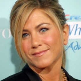 Jennifer Aniston / Author : Angela George at https://www.flickr.com/photos/sharongraphics/ 02-2009 / CC BY-SA (https://creativecommons.org/licenses/by-sa/3.0)