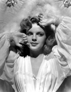 Judy Garland / Author : Clarence Sinclair Bull - Metro-Goldwyn-Mayer publicity photographer 1943 Public domain