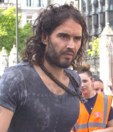 Russell Brand / Author : D B Young from London 06-2014 / CC BY-SA (https://creativecommons.org/licenses/by-sa/3.0)