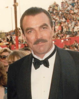 Tom Selleck / Author :  Alan Light 03-1989 / CC BY-SA (https://creativecommons.org/licenses/by-sa/3.0)