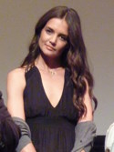 Katie Holmes, specialised in roles of rebellious adolescents (Mrs Tingle, Disturbing Behavior), and former Mrs Tom Cruise